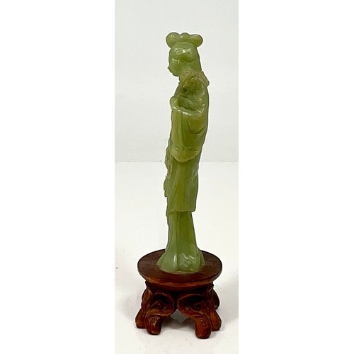 469 - CARVED JADE ORIENTAL LADY MOUNTED ON CARVED WOOD BASE. HEIGHT OF BASE 4cm, HEIGHT OF FIGURE APPROX. ... 