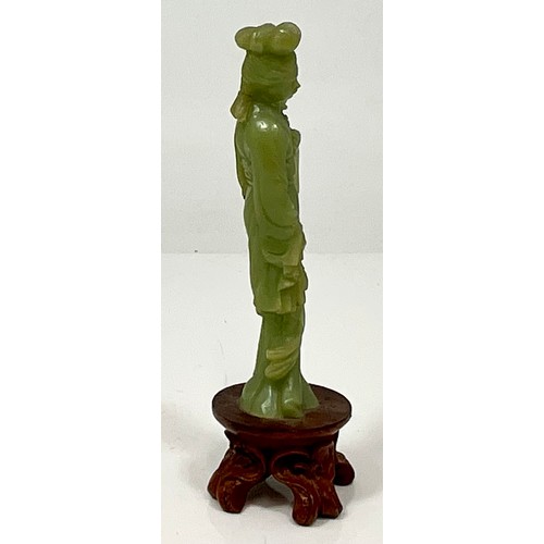 469 - CARVED JADE ORIENTAL LADY MOUNTED ON CARVED WOOD BASE. HEIGHT OF BASE 4cm, HEIGHT OF FIGURE APPROX. ... 