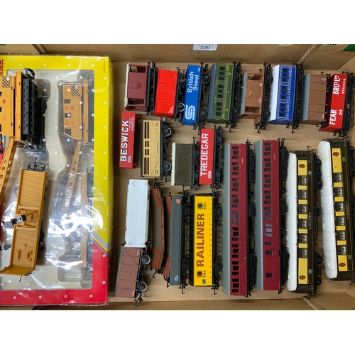 330 - 00 GAUGE MODEL RAILWAY, R6365 BREAKDOWN SET BOXED, PLUS U/B BREAKDOWN CRANE, TWO TRIANG PULLMAN COAC... 