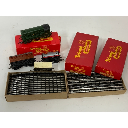 335 - TRIANG BOXED R152 DIESEL SHUNTER,  13005 IN GREEN LIVERY, EARLY LION & WHEEL, 3 U/B TRIANG WAGONS  (... 