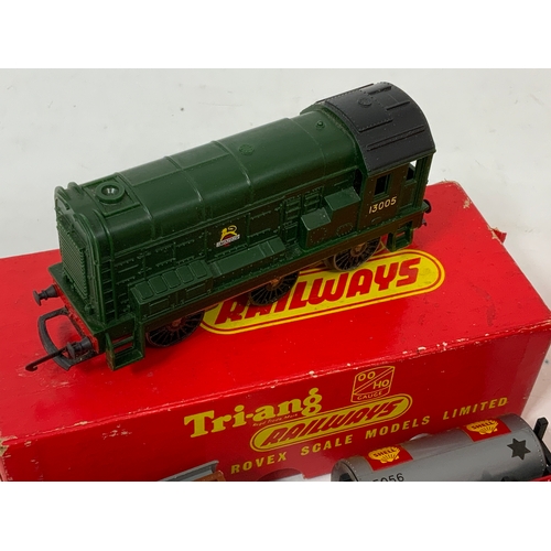 335 - TRIANG BOXED R152 DIESEL SHUNTER,  13005 IN GREEN LIVERY, EARLY LION & WHEEL, 3 U/B TRIANG WAGONS  (... 