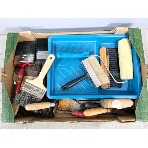 600 - 1 TRAY DECORATING TRAY ROLLER, 8 BRUSHES, PLASTER TRAY, TWO TROWELS, 4 VARIOUS SCRAPPERS