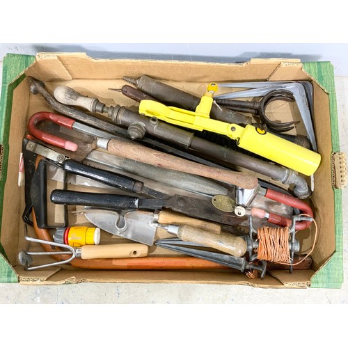 610 - 1 TRAY TOOLS, TROWEL SHEARS, BOW SAW, 1950 BRASS SPRAY GARDENLINE WENRER (JEMMIE LARGE), TWO QUICK L... 