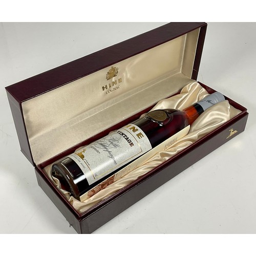 71 - HINE OLD VINTAGE TRES VIEILLE GRANDE CHAMPAGNE COGNAC IN PRESENTATION BOX WITH OUTER