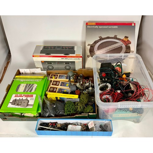 355 - TRAY OF GOOD SCENIC ACCESSORIES, PLUS VARIOUS SIGNALS, DUETTE CONTROLLER, HM 2000 CONTROLLER BOXED &... 