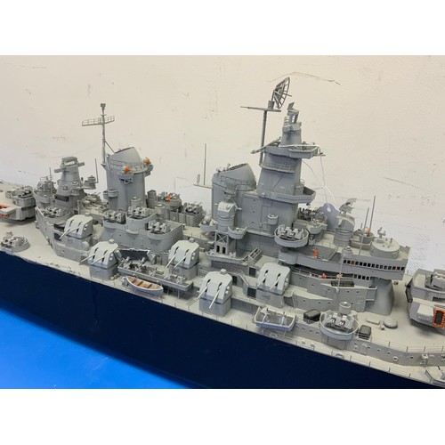 44 - LARGE SCALE MADE KIT MODEL OF USS MISSOURI, THE WARSHIP THE SURRENDER OF JAPAN WAS SIGNED ON, APPROX... 