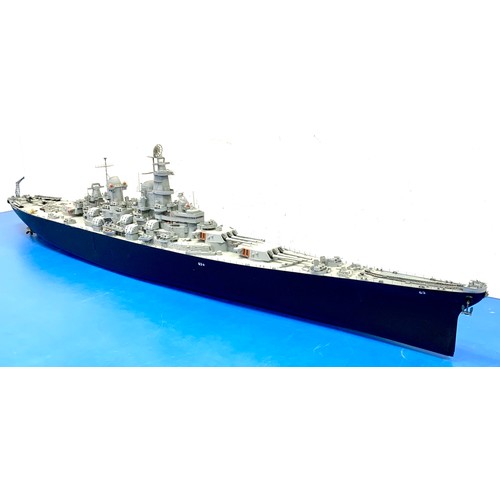 44 - LARGE SCALE MADE KIT MODEL OF USS MISSOURI, THE WARSHIP THE SURRENDER OF JAPAN WAS SIGNED ON, APPROX... 