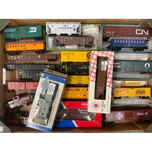 317 - AMERICAN HO SCALE MODEL RAIL ROAD ROLLING STOCK, 7 WAGONS IN BOXES & 14 U/B, CABOOSE, BOX CARS, BALL... 