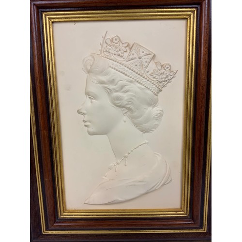 140 - ROYAL WORCESTER FRAMED QUEEN ELIZABETH PORTRAIT PLAQUE MODELLED BY ARNOLD MACHIN OBE