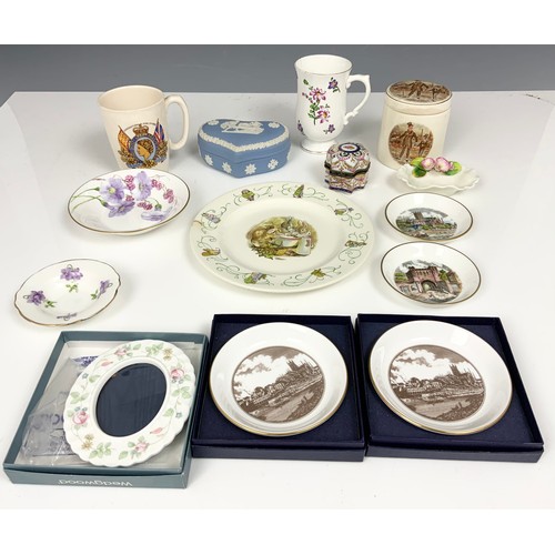 225 - DECORATIVE CERAMICS INC ROYAL WORCESTER , WEDGWOOD , ROYAL DOULTON