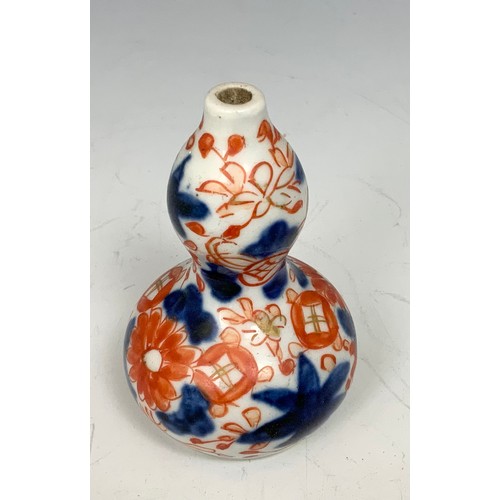 301 - FLUTED ORIENTAL GINGER JAR WITH COVER  17cm TALL TOGETHER WITH A SMALL DOUBLE GOURD VASE