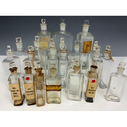 340 - LARGE QUANTITY OF ANTIQUE/ VINTAGE CLEAR GLASS CHEMIST BOTTLES/ JARS ADVISED FROM MANDERS OF MALVERN... 