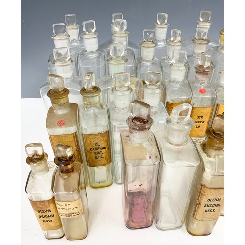 342 - LARGE QUANTITY OF ANTIQUE/ VINTAGE CLEAR GLASS CHEMIST BOTTLES/ JARS ADVISED FROM MANDERS OF MALVERN... 