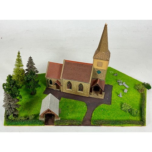 314 - DELIGHTFUL SMALL DIORAMA OF CHURCH & CHURCH YARD