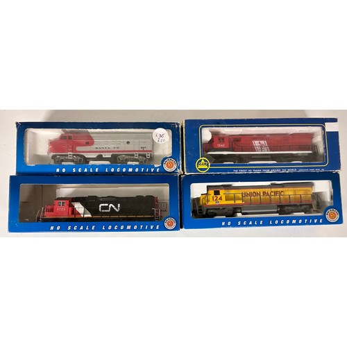 319 - 4 BOXED AMERICAN HO LOCOMOTIVES, : 3 BACHMANN CANADIAN PACIFIC 472, UNION PACIFIC 124, SANFA FE 1170... 