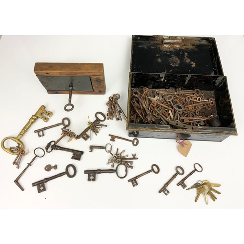 417 - OLD WOODEN BOX LOCK WITH KEY AND DEED BOX CONTAINING A QUANTITY OF OLD KEYS