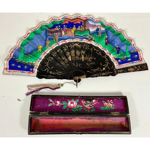 425 - VINTAGE HAND PAINTED ORIENTAL SCENE FAN WITH DECORATED FITTED BOX