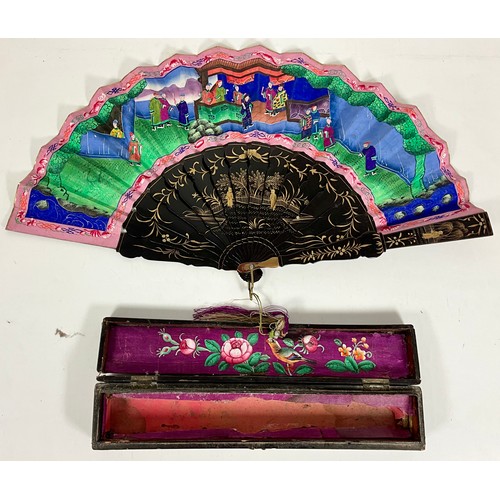 425 - VINTAGE HAND PAINTED ORIENTAL SCENE FAN WITH DECORATED FITTED BOX