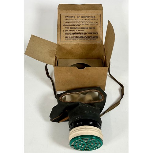 470 - WW2 ERA, BOXED RESPIRATOR / GAS MASK, IN CIVILIAN BOX. (NOTE FOR DISPLAY PURPOSE NOT TO BE WORN)