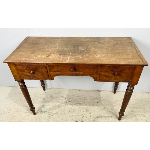 745 - MAHOGANY DESK WITH FLUTED LEGS WIDTH 107cm