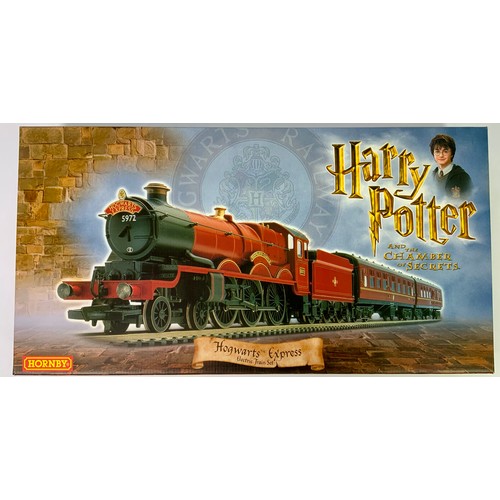 501 - HORNBY, R1033 HOGWARTS EXPRESS, TRAIN SET WITH CASTLE CLASS LOCOMOTIVE, HOGWARTS CASTLE, COACHES, CO... 