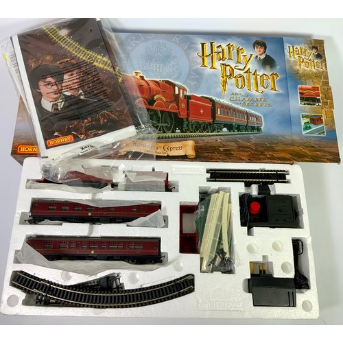 501 - HORNBY, R1033 HOGWARTS EXPRESS, TRAIN SET WITH CASTLE CLASS LOCOMOTIVE, HOGWARTS CASTLE, COACHES, CO... 