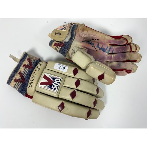 382 - CRICKET INTEREST, A PAIR OF SLAZENGER V 500 BATTING GLOVES, BOTH SIGNED IN PEN, APPEARS TO BE ALAN W... 