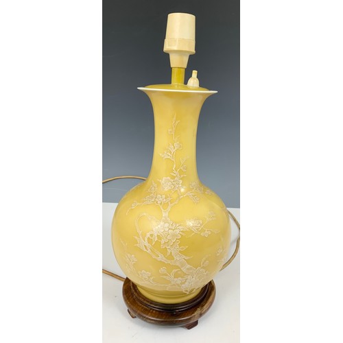 358 - ORIENTAL YELLOW GROUND TABLE LAMP ON HARDWOOD STAND 41cm TALL