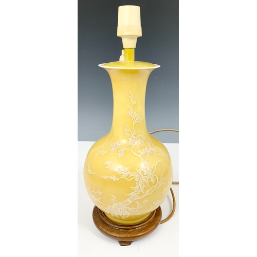 358 - ORIENTAL YELLOW GROUND TABLE LAMP ON HARDWOOD STAND 41cm TALL