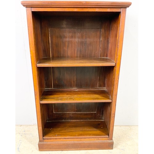 733 - MAHOGANY BOOKCASE WITH AJUSTABLE SHELVES 105cm TALL