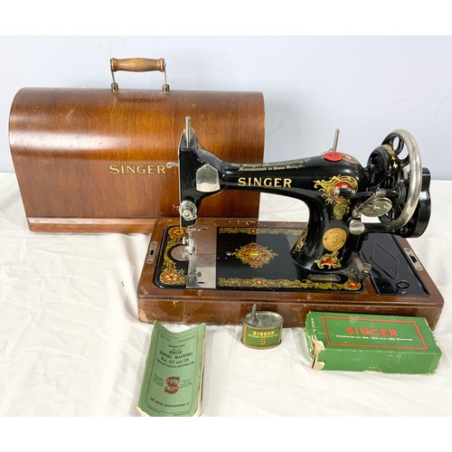 516 - CASED MANUAL CRANK SINGER SEWING MACHINE EG 248526