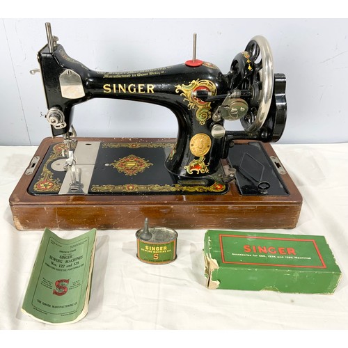 516 - CASED MANUAL CRANK SINGER SEWING MACHINE EG 248526