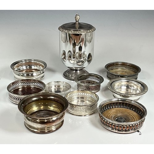 365 - MISC. PLATED BOTTLE COASTERS TOGETHER WITH AN ART DECO STYLE SILVER PLATED ICE BUCKET