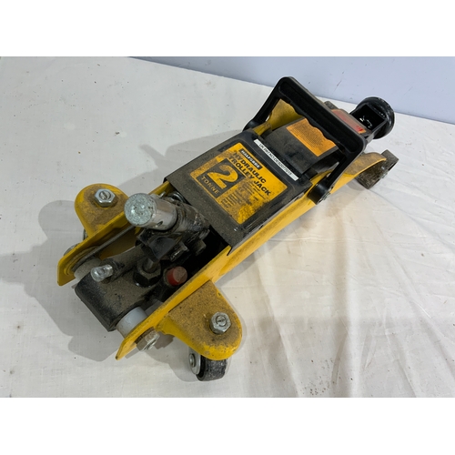 639 - HALFORDS 2 TONNE TROLLEY JACK