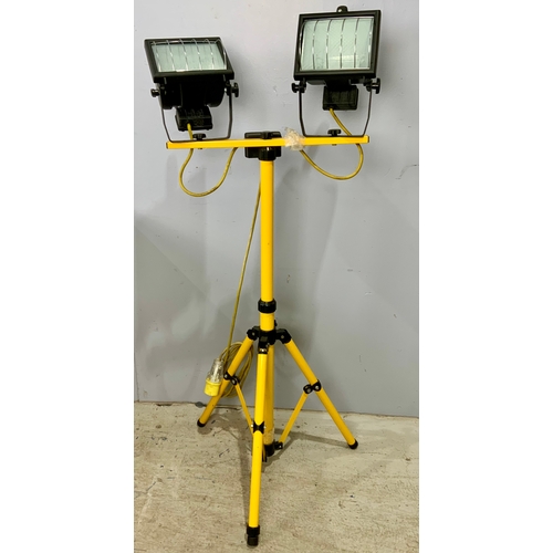 593 - PAIR OF 110 V FLOOD LIGHTS ON TRIPOD