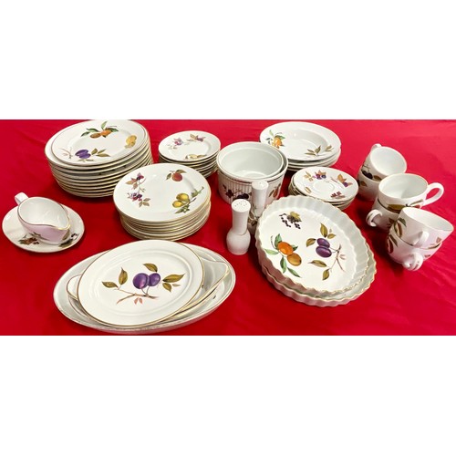 253 - QUANTITY OF ROYAL WORCESTER EVESHAM, MOSTLY DINNER AND TEA SERVICE