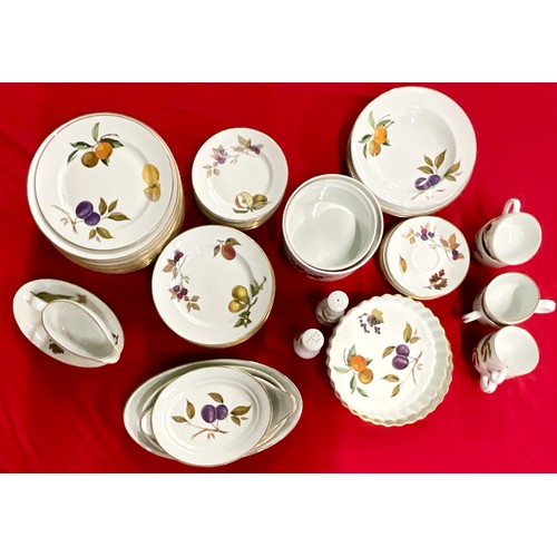 253 - QUANTITY OF ROYAL WORCESTER EVESHAM, MOSTLY DINNER AND TEA SERVICE