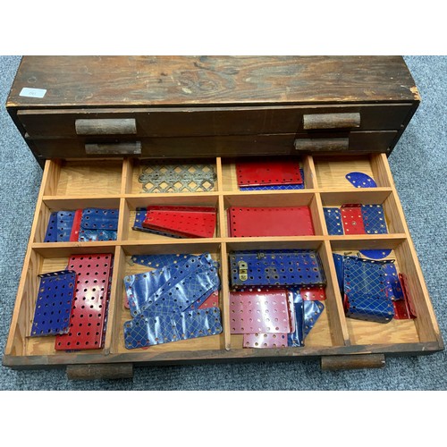 86 - CABINET WITH 4 DRAWERS OF MECCANO – STRAIGHTS, CHECKER PLATES, BRACKETS AND A GOOD ASSORTMENT OF PAR... 