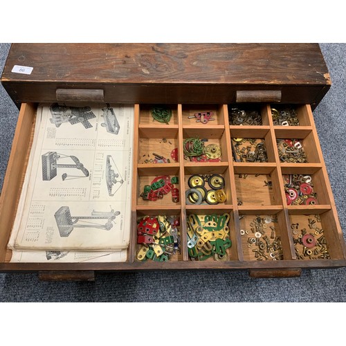 86 - CABINET WITH 4 DRAWERS OF MECCANO – STRAIGHTS, CHECKER PLATES, BRACKETS AND A GOOD ASSORTMENT OF PAR... 