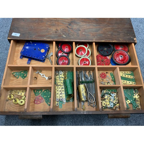 86 - CABINET WITH 4 DRAWERS OF MECCANO – STRAIGHTS, CHECKER PLATES, BRACKETS AND A GOOD ASSORTMENT OF PAR... 