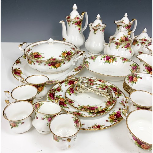 245 - LARGE QUANTITY OF ROYAL ALBERT OLD COUNTRY ROSES TABLEWARE APPEARS TO BE IN VERY GOOD CONDITION