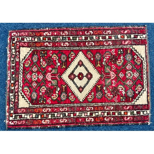 809 - SMALL RED GROUND RUG, APPROX. 85 X 59 cm