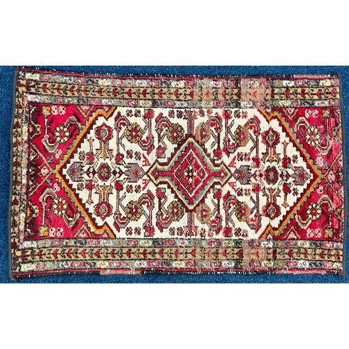 814 - SMALL RED GROUND PRAYER RUG, APPROX. 106 X 65 cm