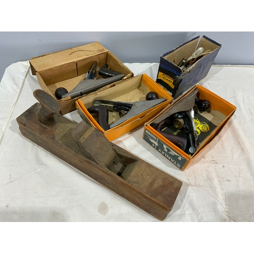 655 - BOXED STANLEY 3, 4 PLANES, BOXED PLOUGH PLANE, BOXED STANLEY PLANE, & A WOODEN PLANE