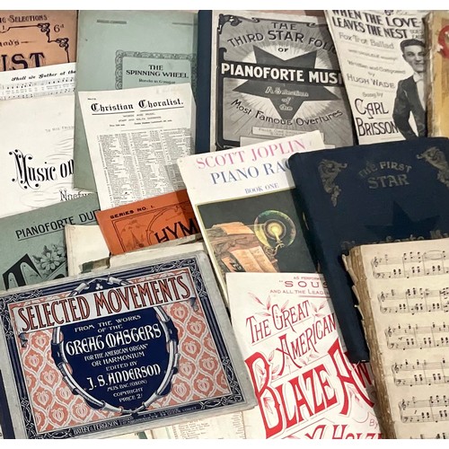 495 - LARGE COLLECTION OF VINTAGE PIANOFORTE SHEET MUSIC AND BOOKS