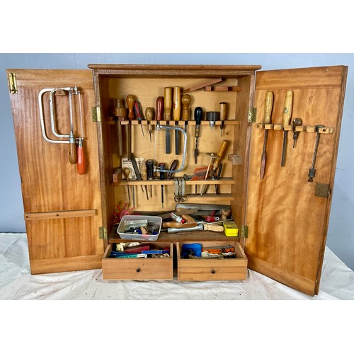 612 - WOODEN TOOL CUPBOARD AND CONTENTS