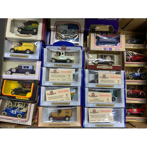 175 - TWO TRAYS OF MIXED EARLY OXFORD DIECAST MODELS, MANY WITH CERTIFICATES, PLUS LLEDO, EFE ETC