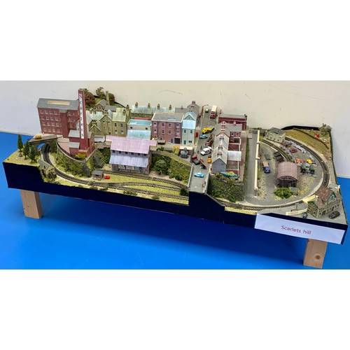 306 - A WELL BUILT AND CRAFTED PORTABLE MODEL RAILWAY LAYOUT, N GAUGE, CALLED SCARLETS HILL, 93 CM X 52 CM... 