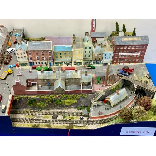 306 - A WELL BUILT AND CRAFTED PORTABLE MODEL RAILWAY LAYOUT, N GAUGE, CALLED SCARLETS HILL, 93 CM X 52 CM... 