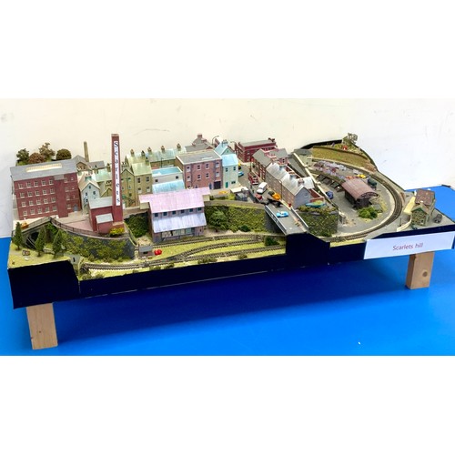 306 - A WELL BUILT AND CRAFTED PORTABLE MODEL RAILWAY LAYOUT, N GAUGE, CALLED SCARLETS HILL, 93 CM X 52 CM... 